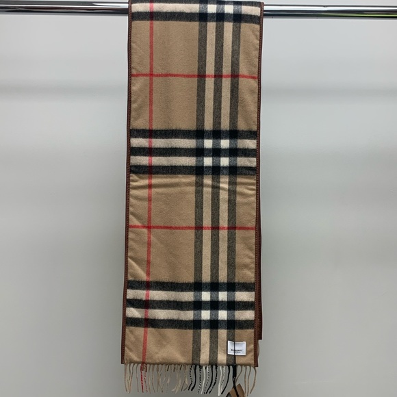 Burberry Quilted Vintage Check Scarf - Picture 4 of 8